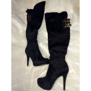 Luichiny kiz met black suede boots